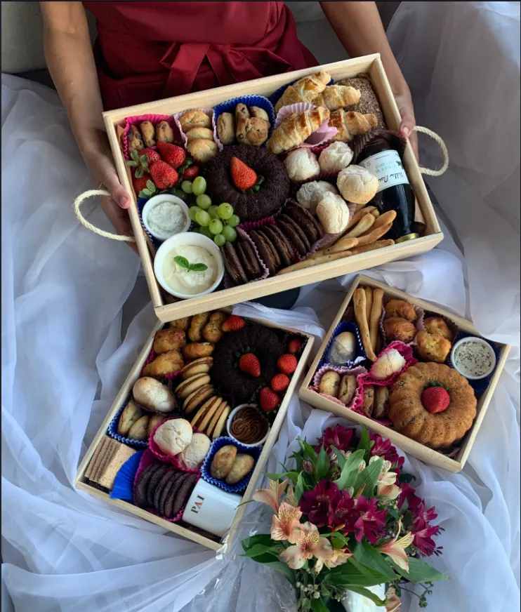 Montagem artesanal das cestas The Bake Box